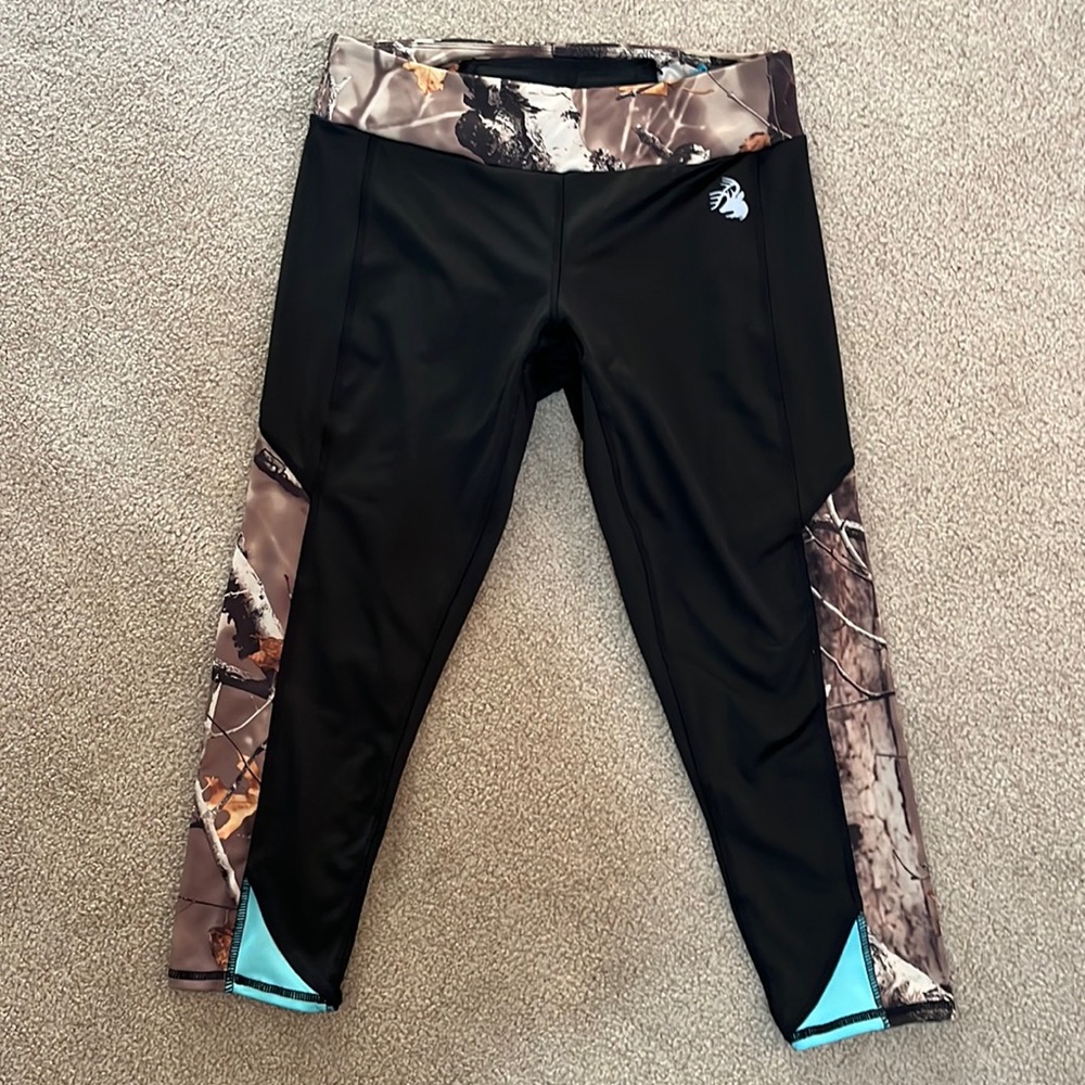 Legendary Outfitter’s Women’s Size Small Capri Black Camo Leggings